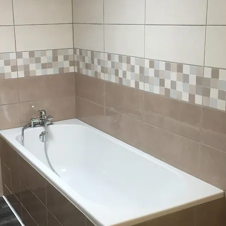 Gite Renove Avec Jardin Et Acces Aux Sentiers Dans Les Cote De Toul - Fr-1-584-324